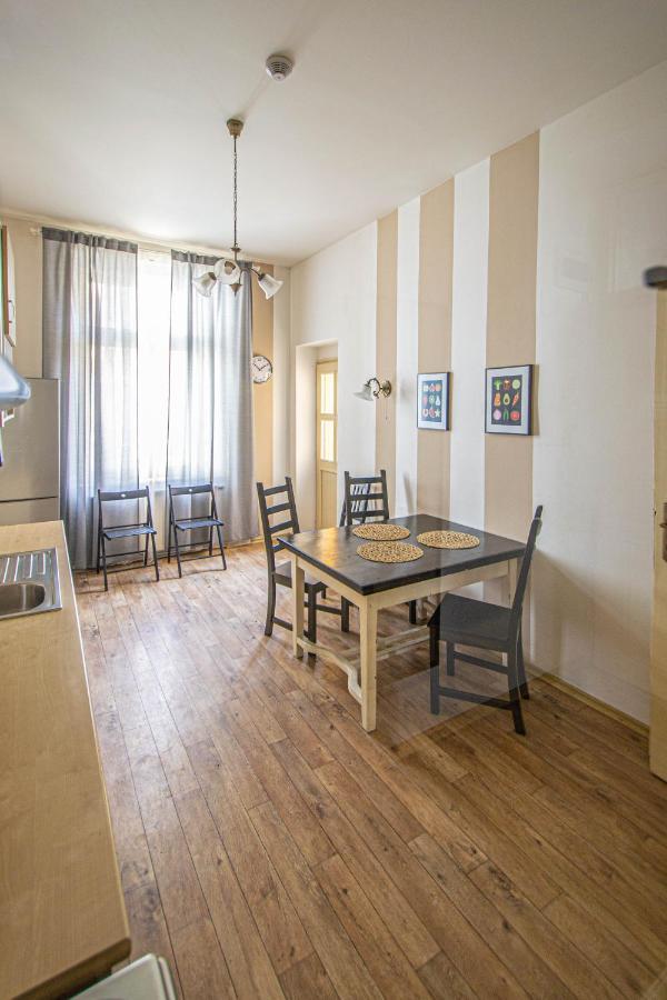 Appartement For Celebrations Spacious 3bdr With Balcony Prague