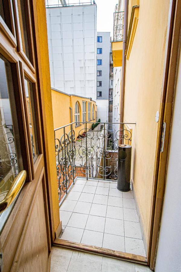 Appartement For Celebrations Spacious 3bdr With Balcony Praag